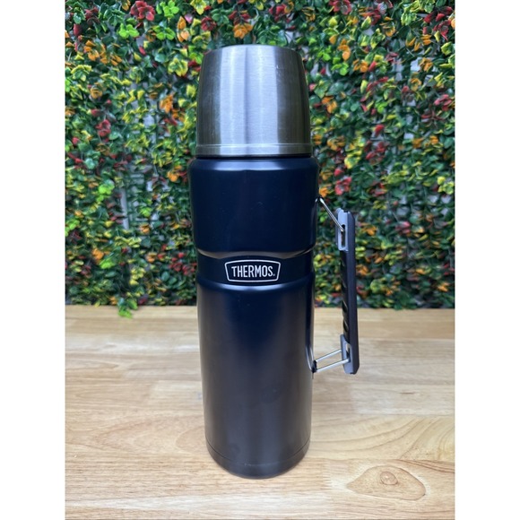 Thermos 68 Oz  King‎ Vacuum Insulated Beverage Bottle Steel Midnight Blue NEW - Picture 1 of 10